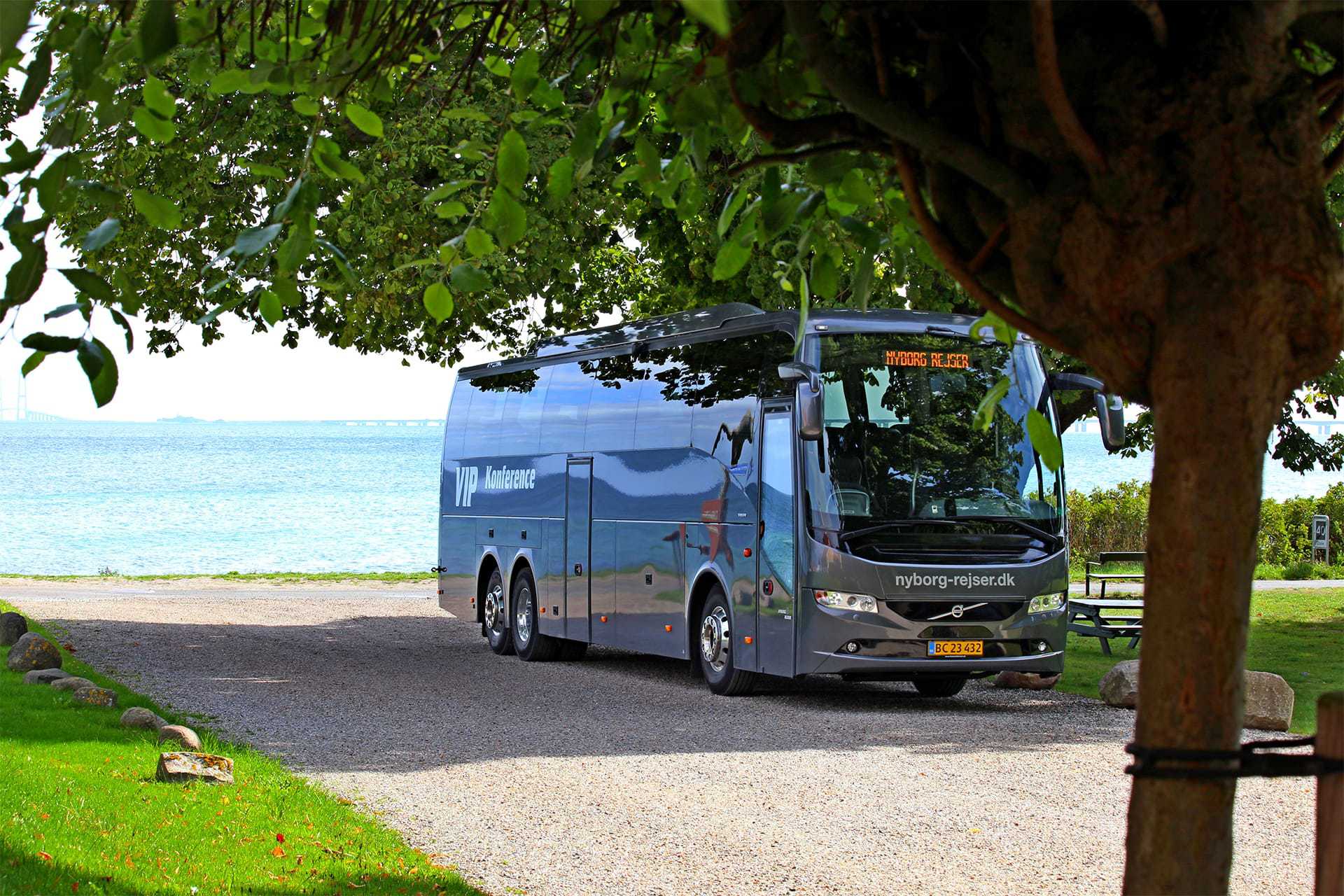 Nyborg Rejser VIP bus ved skov